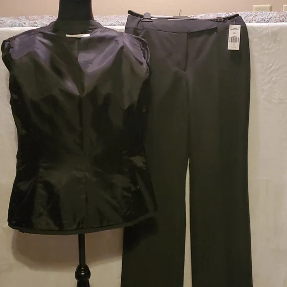 Tahari Pantsuit (does not include necklace) - Picture 6 of 16